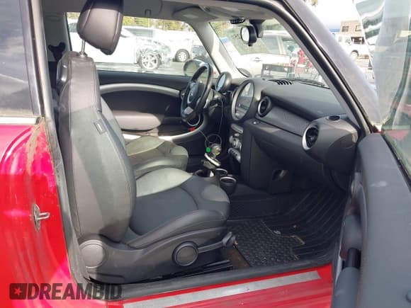 ✅ 2010 MINI Hardtop S • VIN: WMWMF7C58ATZ74239 • Lot: 43741250. Wystawiony na IAAI z przebiegiem 91 566 mil. Bezpłatny archiwum sprzedaży aukcyjnych z USA i szczegółowy raport historii pojazdu na DreamBid. Zdjęcie 5.