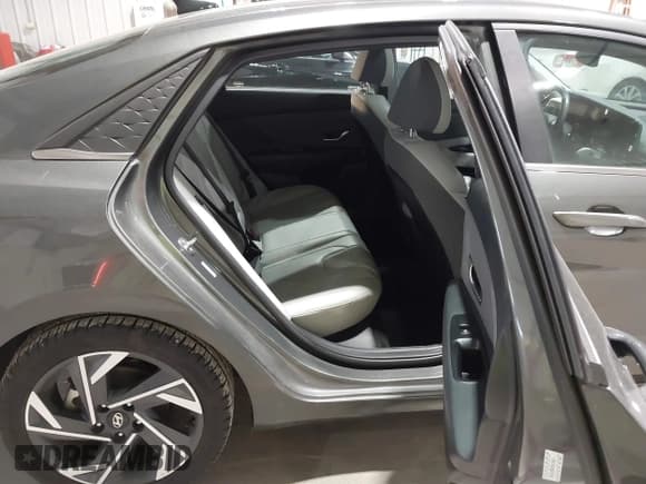 ✅ 2024 Hyundai Elantra Limited • VIN: KMHLP4DG8RU792942 • Lot: 43850872. Wystawiony na IAAI z przebiegiem 34 704 mil. Bezpłatny archiwum sprzedaży aukcyjnych z USA i szczegółowy raport historii pojazdu na DreamBid. Zdjęcie 8.