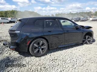 ✅ 2024 BMW iX xDrive50 • VIN: WB523CF04RCR88366 • Lot: 71776404. Wystawiony na Copart z przebiegiem 12 122 mil. Bezpłatny archiwum sprzedaży aukcyjnych z USA i szczegółowy raport historii pojazdu na DreamBid. Zdjęcie 3.