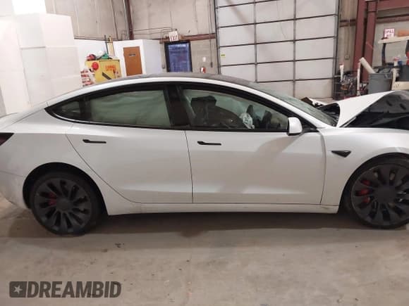 ✅ 2021 Tesla Model 3 Performance • VIN: 5YJ3E1ECXMF991836 • Lot: 41830519. Wystawiony na IAAI z przebiegiem Nie podano. Bezpłatny archiwum sprzedaży aukcyjnych z USA i szczegółowy raport historii pojazdu na DreamBid. Zdjęcie 13.