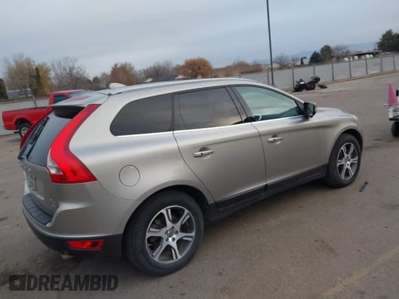 ✅ 2013 Volvo XC60 T6 • VIN: YV4902DZ8D2389876 • Lot: 43773777. Listed on IAAI with 235,925 mi. Free auction sales archive from the USA and detailed vehicle history report at DreamBid. Image 4.