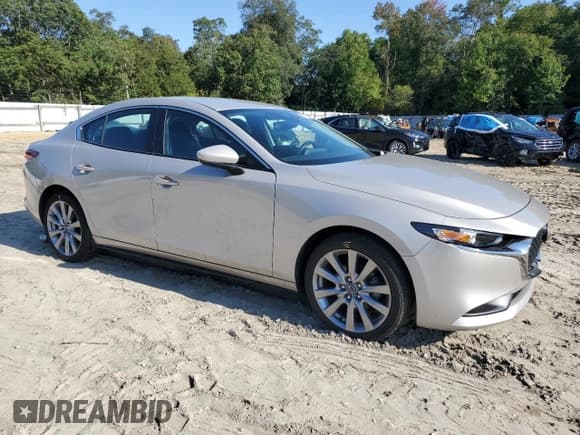 ✅ 2022 Mazda 3 Select • VIN: 3MZBPABL1NM306076 • Лот: 81376845. Опубликован ранее на Copart с пробегом 25 973 миль. Бесплатный доступ к архиву аукционных продаж из США и подробный отчёт об истории автомобиля на DreamBid. Изображение 4.