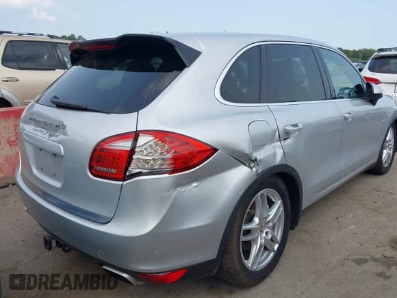 ✅ 2013 Porsche Cayenne S Hybrid • VIN: WP1AE2A29DLA15374 • Lot: 43171808. Wystawiony na IAAI z przebiegiem 127 109 mil. Bezpłatny archiwum sprzedaży aukcyjnych z USA i szczegółowy raport historii pojazdu na DreamBid. Zdjęcie 6.