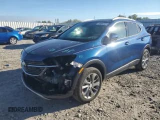 ✅ 2021 Buick Encore GX Essence • VIN: KL4MMGSL0MB120410 • Лот: 85068325. Опубликован ранее на Copart с пробегом 70 388 миль. Бесплатный доступ к архиву аукционных продаж из США и подробный отчёт об истории автомобиля на DreamBid. Изображение 1.