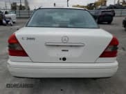 ✅ 1997 Mercedes-Benz C 230/260/280/320 • VIN: WDBHA28E3VF582237 • Lot: 76826534. Wystawiony na Copart z przebiegiem 240 702 mil. Bezpłatny archiwum sprzedaży aukcyjnych z USA i szczegółowy raport historii pojazdu na DreamBid. Zdjęcie 6.