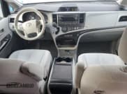 ✅ 2013 Toyota Sienna LE • VIN: 5TDKK3DC5DS305666 • Lot: 92178535. Wystawiony na Copart z przebiegiem 217 832 mil. Bezpłatny archiwum sprzedaży aukcyjnych z USA i szczegółowy raport historii pojazdu na DreamBid. Zdjęcie 8.