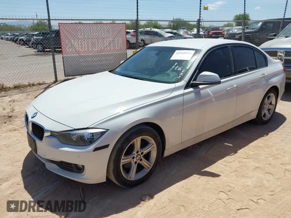 ✅ 2015 BMW 3 Series 320i • VIN: WBA3B1G58FNT03891 • Lot: 42910924. Wystawiony na IAAI z przebiegiem 109 510 mil. Bezpłatny archiwum sprzedaży aukcyjnych z USA i szczegółowy raport historii pojazdu na DreamBid. Zdjęcie 17.