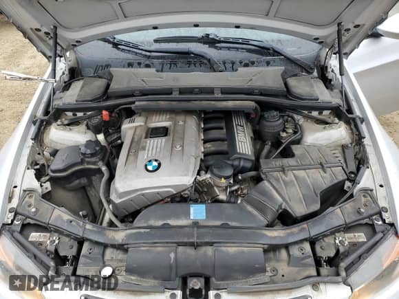 2006 BMW 3 Series z VIN WBAVB53506KW28882, wystawiony jako Copart lot #90470905 z przebiegiem 240 656 mil mil oraz Czysty tytuł • Clean title. Historia ofert i sprzedaży dostępna na DreamBid. Obrazek 11.