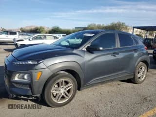 ✅ 2021 Hyundai Kona SE • VIN: KM8K12AA6MU611735 • Лот: 81157595. Опубликован ранее на Copart с пробегом 53 404 миль. Бесплатный доступ к архиву аукционных продаж из США и подробный отчёт об истории автомобиля на DreamBid. Изображение 1.