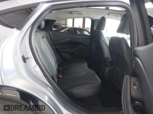 ✅ 2022 Ford Mustang Mach-E Premium • VIN: 3FMTK3R73NMA26889 • Lot: 41916352. Wystawiony na IAAI z przebiegiem 36 441 mil. Bezpłatny archiwum sprzedaży aukcyjnych z USA i szczegółowy raport historii pojazdu na DreamBid. Zdjęcie 8.