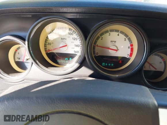 ✅ 2010 Dodge Challenger R/T Classic • VIN: 2B3CJ5DT3AH244705 • Lot: 41671350. Wystawiony na IAAI z przebiegiem 190 269 mil. Bezpłatny archiwum sprzedaży aukcyjnych z USA i szczegółowy raport historii pojazdu na DreamBid. Zdjęcie 7.