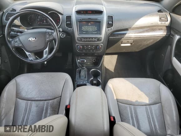 ✅ 2015 Kia Sorento SX • VIN: 5XYKW4A79FG603395 • Lot: 68133525. Wystawiony na Copart z przebiegiem 106 619 mil. Bezpłatny archiwum sprzedaży aukcyjnych z USA i szczegółowy raport historii pojazdu na DreamBid. Zdjęcie 8.