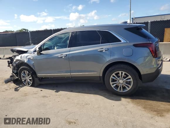 ✅ 2022 Cadillac XT5 FWD Premium Luxury • VIN: 1GYKNCRS2NZ113669 • Lot: 68668235. Wystawiony na Copart z przebiegiem 22 338 mil. Bezpłatny archiwum sprzedaży aukcyjnych z USA i szczegółowy raport historii pojazdu na DreamBid. Zdjęcie 2.