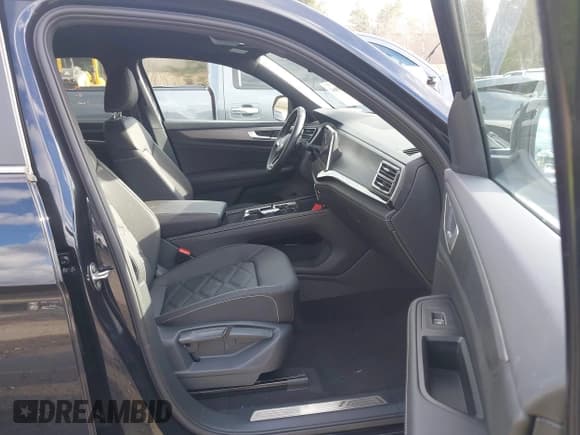 ✅ 2025 Volkswagen Atlas SE • VIN: 1V2HE2CA1SC228030 • Lot: 43715964. Listed on IAAI with 11,326 mi. Free auction sales archive from the USA and detailed vehicle history report at DreamBid. Image 5.