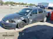 2008 Chevrolet Impala LS z VIN 2G1WB58K681312792, wystawiony jako IAAI lot #43605982 z przebiegiem 121 749 mil mil oraz . Historia ofert i sprzedaży dostępna na DreamBid. Obrazek 2.