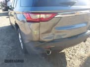 ✅ 2020 Chevrolet Traverse LS • VIN: 1GNERFKW7LJ125986 • Lot: 43445640. Wystawiony na IAAI z przebiegiem 93 583 mil. Bezpłatny archiwum sprzedaży aukcyjnych z USA i szczegółowy raport historii pojazdu na DreamBid. Zdjęcie 6.