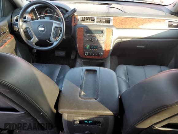 ✅ 2014 Chevrolet Suburban LT • VIN: 1GNSKJE73ER205997 • Lot: 71640234. Wystawiony na Copart z przebiegiem 188 562 mil. Bezpłatny archiwum sprzedaży aukcyjnych z USA i szczegółowy raport historii pojazdu na DreamBid. Zdjęcie 8.