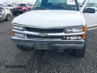 1998 Chevrolet Silverado 2500 z VIN 1GCGK29RXWE183330, wystawiony jako IAAI lot #41938680 z przebiegiem 229 376 mil mil oraz . Historia ofert i sprzedaży dostępna na DreamBid. Obrazek 6.