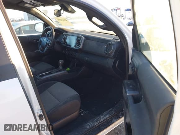 ✅ 2021 Toyota Tacoma SR5 • VIN: 3TMDZ5BN6MM105593 • Lot: 41424096. Wystawiony na IAAI z przebiegiem 39 215 mil. Bezpłatny archiwum sprzedaży aukcyjnych z USA i szczegółowy raport historii pojazdu na DreamBid. Zdjęcie 5.