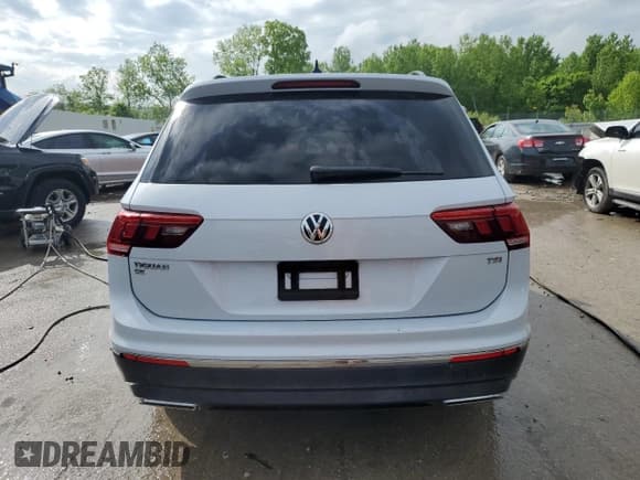 ✅ 2018 Volkswagen Tiguan SEL • VIN: 3VV3B7AX3JM126008 • Лот: 55780535. Опубликован ранее на Copart с пробегом 116 510 миль. Бесплатный доступ к архиву аукционных продаж из США и подробный отчёт об истории автомобиля на DreamBid. Изображение 6.