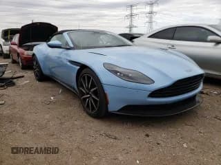 ✅ 2019 Aston Martin DB11 • VIN: SCFRMFCW3KGM05215 • Lot: 63806262. Wystawiony na Copart z przebiegiem 10 418 mil. Bezpłatny archiwum sprzedaży aukcyjnych z USA i szczegółowy raport historii pojazdu na DreamBid. Zdjęcie 1.