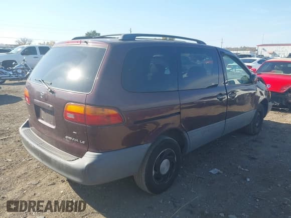 ✅ 2000 Toyota Sienna LE • VIN: 4T3ZF13CXYU190625 • Lot: 43615804. Listed on IAAI with 175,330 mi. Free auction sales archive from the USA and detailed vehicle history report at DreamBid. Image 4.