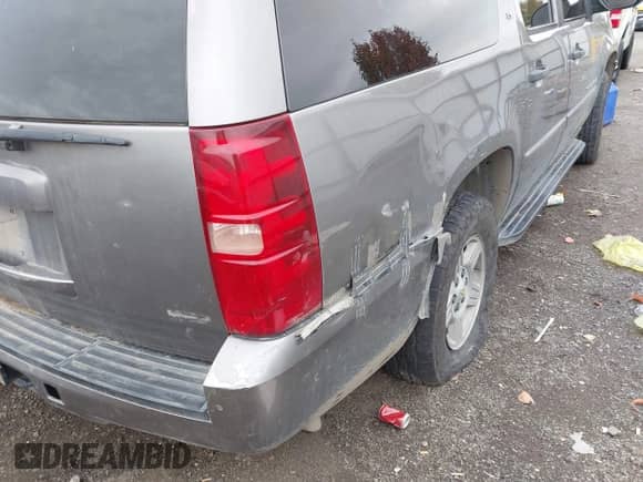 2007 Chevrolet Suburban LT z VIN 3GNFC16077G259466, wystawiony jako IAAI lot #43583193 z przebiegiem 173 941 mil mil oraz . Historia ofert i sprzedaży dostępna na DreamBid. Obrazek 6.