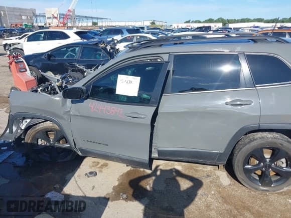 ✅ 2019 Jeep Cherokee Altitude • VIN: 1C4PJLLX8KD343253 • Lot: 42443842. Wystawiony na IAAI z przebiegiem Nie podano. Bezpłatny archiwum sprzedaży aukcyjnych z USA i szczegółowy raport historii pojazdu na DreamBid. Zdjęcie 14.