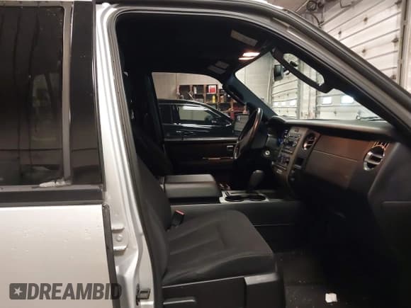 ✅ 2017 Ford Expedition Max XL • VIN: 1FMJK1GT1HEA41798 • Lot: 41113331. Wystawiony na IAAI z przebiegiem 153 338 mil. Bezpłatny archiwum sprzedaży aukcyjnych z USA i szczegółowy raport historii pojazdu na DreamBid. Zdjęcie 5.