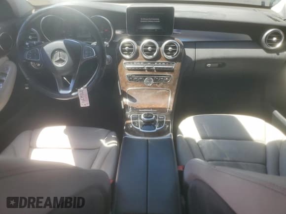 ✅ 2017 Mercedes-Benz C 300 • VIN: 55SWF4JB0HU185193 • Lot: 61036025. Wystawiony na Copart z przebiegiem 128 352 mil. Bezpłatny archiwum sprzedaży aukcyjnych z USA i szczegółowy raport historii pojazdu na DreamBid. Zdjęcie 8.