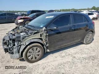 ✅ 2020 Kia Rio S • VIN: 3KPA25AD4LE316543 • Lot: 72081745. Wystawiony na Copart z przebiegiem 81 039 mil. Bezpłatny archiwum sprzedaży aukcyjnych z USA i szczegółowy raport historii pojazdu na DreamBid. Zdjęcie 1.