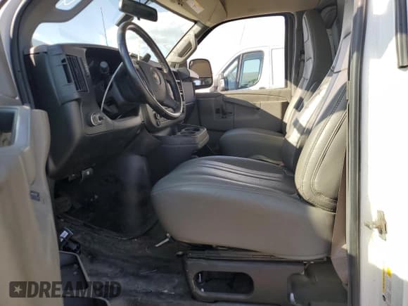 ✅ 2022 Chevrolet Express Cargo • VIN: 1GCWGAF72N1142965 • Lot: 81623555. Wystawiony na Copart z przebiegiem 49 782 mil. Bezpłatny archiwum sprzedaży aukcyjnych z USA i szczegółowy raport historii pojazdu na DreamBid. Zdjęcie 7.