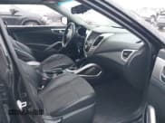 ✅ 2013 Hyundai Veloster w/Black Int • VIN: KMHTC6AD1DU151125 • Lot: 41574616. Wystawiony na IAAI z przebiegiem 98 674 mil. Bezpłatny archiwum sprzedaży aukcyjnych z USA i szczegółowy raport historii pojazdu na DreamBid. Zdjęcie 5.