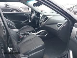 ✅ 2013 Hyundai Veloster w/Black Int • VIN: KMHTC6AD1DU151125 • Lot: 41574616. Wystawiony na IAAI z przebiegiem 98 674 mil. Bezpłatny archiwum sprzedaży aukcyjnych z USA i szczegółowy raport historii pojazdu na DreamBid. Zdjęcie 5.