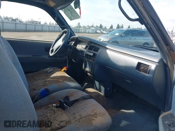 ✅ 1996 Toyota T100 SR5 • VIN: JT4UN24D9T0031828 • Lot: 41194725. Listed on IAAI with 365,714 mi. Free auction sales archive from the USA and detailed vehicle history report at DreamBid. Image 5.