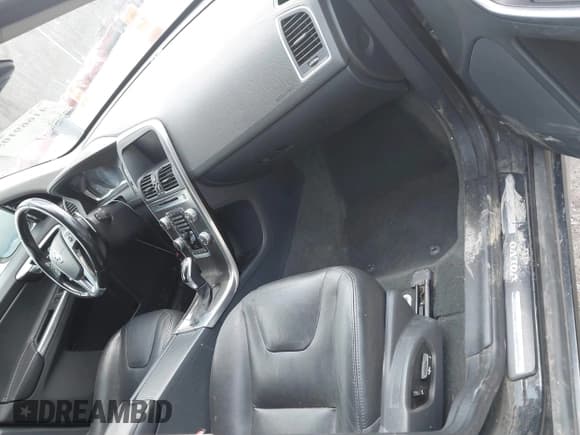 ✅ 2015 Volvo XC60 T6 • VIN: YV4902RK1F2731585 • Lot: 41669105. Wystawiony na IAAI z przebiegiem 142 755 mil. Bezpłatny archiwum sprzedaży aukcyjnych z USA i szczegółowy raport historii pojazdu na DreamBid. Zdjęcie 5.