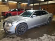 ✅ 2016 Chrysler 300 S • VIN: 2C3CCAGG3GH164365 • Lot: 92461185. Wystawiony na Copart z przebiegiem 83 333 mil. Bezpłatny archiwum sprzedaży aukcyjnych z USA i szczegółowy raport historii pojazdu na DreamBid. Zdjęcie 1.