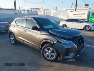 ✅ 2022 Nissan Kicks S • VIN: 3N1CP5BV6NL521459 • Lot: 43628475. Wystawiony na IAAI z przebiegiem 13 878 mil. Bezpłatny archiwum sprzedaży aukcyjnych z USA i szczegółowy raport historii pojazdu na DreamBid. Zdjęcie 1.