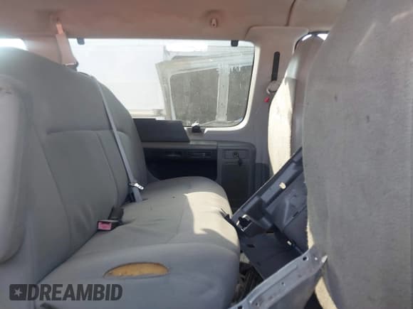 ✅ 2009 Ford Econoline Passenger XL • VIN: 1FBSS31L19DA17736 • Lot: 42322899. Wystawiony na IAAI z przebiegiem Nie podano. Bezpłatny archiwum sprzedaży aukcyjnych z USA i szczegółowy raport historii pojazdu na DreamBid. Zdjęcie 8.