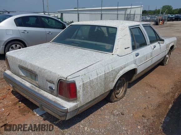 ✅ 1989 Ford Crown Victoria • VIN: 2FABP74F2KX155915 • Lot: 42891289. Wystawiony na IAAI z przebiegiem 46 209 mil. Bezpłatny archiwum sprzedaży aukcyjnych z USA i szczegółowy raport historii pojazdu na DreamBid. Zdjęcie 4.