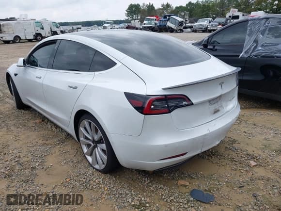 ✅ 2019 Tesla Model 3 Long Range • VIN: 5YJ3E1EB3KF487245 • Lot: 43324842. Wystawiony na IAAI z przebiegiem 78 281 mil. Bezpłatny archiwum sprzedaży aukcyjnych z USA i szczegółowy raport historii pojazdu na DreamBid. Zdjęcie 3.