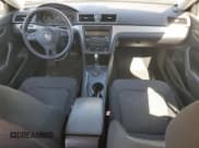 ✅ 2014 Volkswagen Passat S • VIN: 1VWAT7A36EC105576 • Lot: 90718565. Wystawiony na Copart z przebiegiem 150 077 mil. Bezpłatny archiwum sprzedaży aukcyjnych z USA i szczegółowy raport historii pojazdu na DreamBid. Zdjęcie 8.