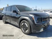 ✅ 2024 Kia EV9 Light Long Range • VIN: KNDAB5S15R6021342 • Lot: 58086015. Wystawiony na Copart z przebiegiem 35 746 mil. Bezpłatny archiwum sprzedaży aukcyjnych z USA i szczegółowy raport historii pojazdu na DreamBid. Zdjęcie 4.