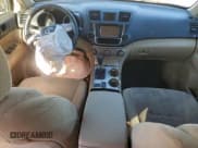 ✅ 2013 Toyota Highlander • VIN: 5TDZK3EH4DS095893 • Лот: 94774745. Опубликован ранее на Copart с пробегом Не указан. Бесплатный доступ к архиву аукционных продаж из США и подробный отчёт об истории автомобиля на DreamBid. Изображение 8.