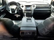 ✅ 2017 Toyota Tundra Platinum • VIN: 5TFAW5F13HX603902 • Lot: 67443435. Wystawiony na Copart z przebiegiem 209 606 mil. Bezpłatny archiwum sprzedaży aukcyjnych z USA i szczegółowy raport historii pojazdu na DreamBid. Zdjęcie 8.