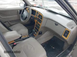 ✅ 1992 Saab 9000 • VIN: YS3CK58B3N1001759 • Lot: 41577492. Wystawiony na IAAI z przebiegiem 137 417 mil. Bezpłatny archiwum sprzedaży aukcyjnych z USA i szczegółowy raport historii pojazdu na DreamBid. Zdjęcie 5.