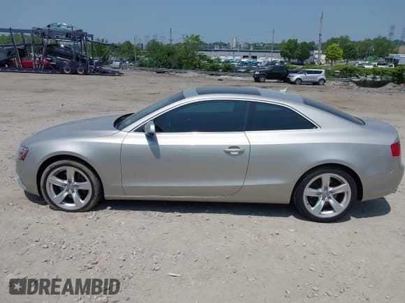 ✅ 2014 Audi A5 Premium • VIN: WAUCFAFR6EA073881 • Lot: 42428064. Wystawiony na IAAI z przebiegiem 95 947 mil. Bezpłatny archiwum sprzedaży aukcyjnych z USA i szczegółowy raport historii pojazdu na DreamBid. Zdjęcie 14.
