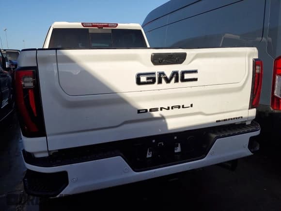 ✅ 2024 GMC Sierra 3500HD Denali • VIN: 1GT49WEY9RF106062 • Lot: 74111274. Wystawiony na Copart z przebiegiem Nie podano. Bezpłatny archiwum sprzedaży aukcyjnych z USA i szczegółowy raport historii pojazdu na DreamBid. Zdjęcie 6.