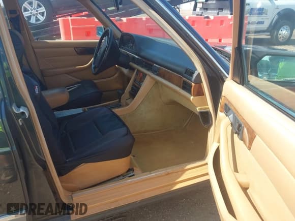 ✅ 1985 Mercedes-Benz 500 SEL • VIN: WDBCA37D3FA134037 • Lot: 42855243. Listed on IAAI with 211,412 mi. Free auction sales archive from the USA and detailed vehicle history report at DreamBid. Image 5.