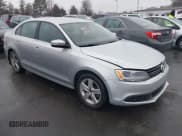 ✅ 2013 Volkswagen Jetta TDI w/Premium/Nav • VIN: 3VWLL7AJ6DM286246 • Lot: 43864018. Wystawiony na IAAI z przebiegiem 138 263 mil. Bezpłatny archiwum sprzedaży aukcyjnych z USA i szczegółowy raport historii pojazdu na DreamBid. Zdjęcie 1.